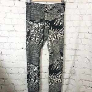 Nike — Feather Capris Leggings